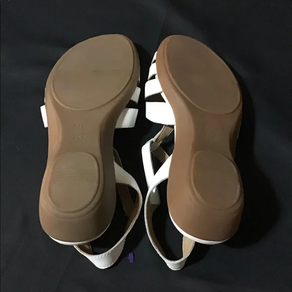 NATURALIZER WHITE SANDAL NWOB 9.5W - Picture 2 of 2